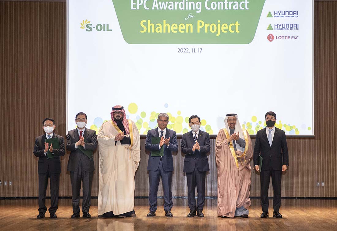 The photo shows the government officials of both countries taking a commemorative photo after the signing ceremony of the contract at the International Conference Hall of the Korea Chamber of Commerce and Industry, where the Korea-Saudi Investment Forum was held. From the left: Lotte E&C CEO Ha Seok-joo, Hyundai Engineering CEO Yoon Young-joon, Saudi Economic Planning Minister Faisal Al Ibrahim, S-Oil Hussein Al Qatani, Trade, Industry and Energy Minister Lee Chang-yang, Saudi Investment Minister Khalid Al-Faleh, Hyundai Engineering CEO Hong Hyeon-sung